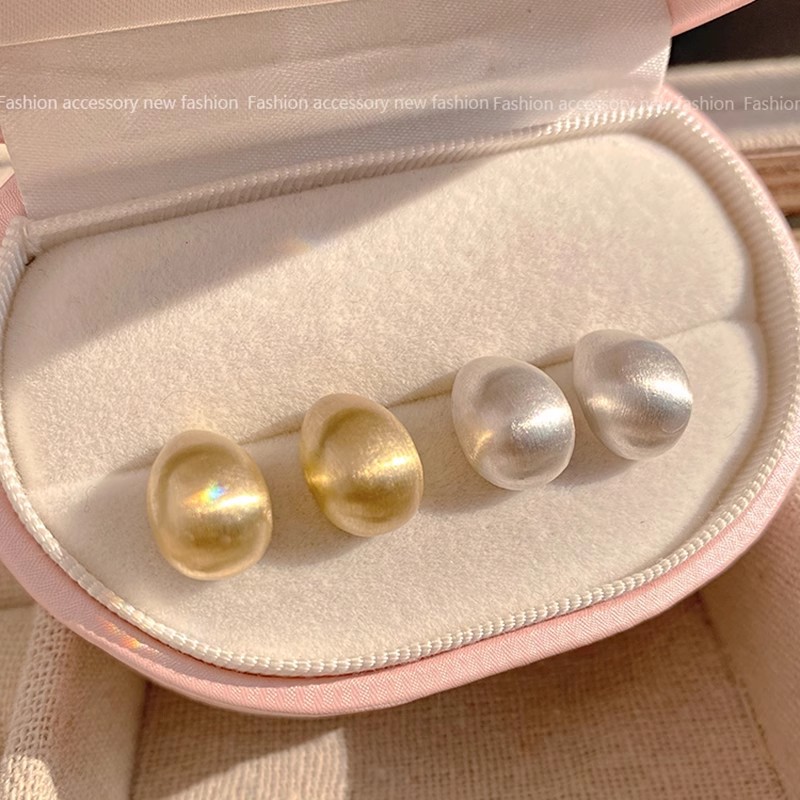Teardrop-shaped matte brushed bean stud earrings, a niche design for women with a light luxury and high-end feel, are versatile and elegant earrings Application Scenario