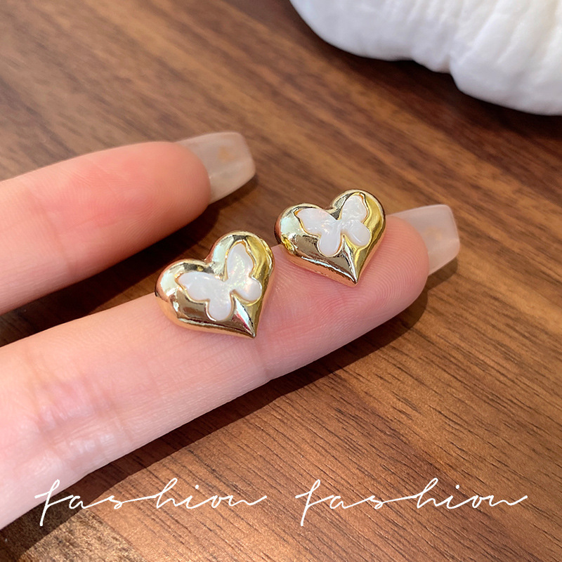 Retro, fashionable and simple design sense, heart-shaped butterfly stud earrings, women's French high-end style, versatile golden glossy earrings details Picture