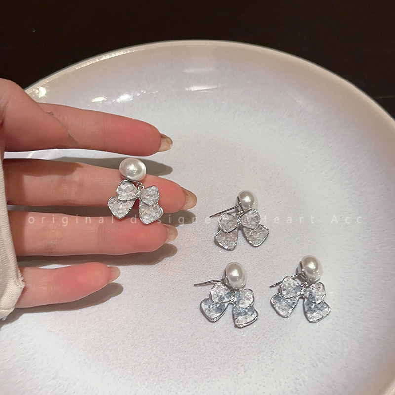 Bow pearl stud earrings, simple, light luxury, high-end feel, versatile and exquisite earrings, women's personality, fashion and temperament, trendy earrings Specification drawing