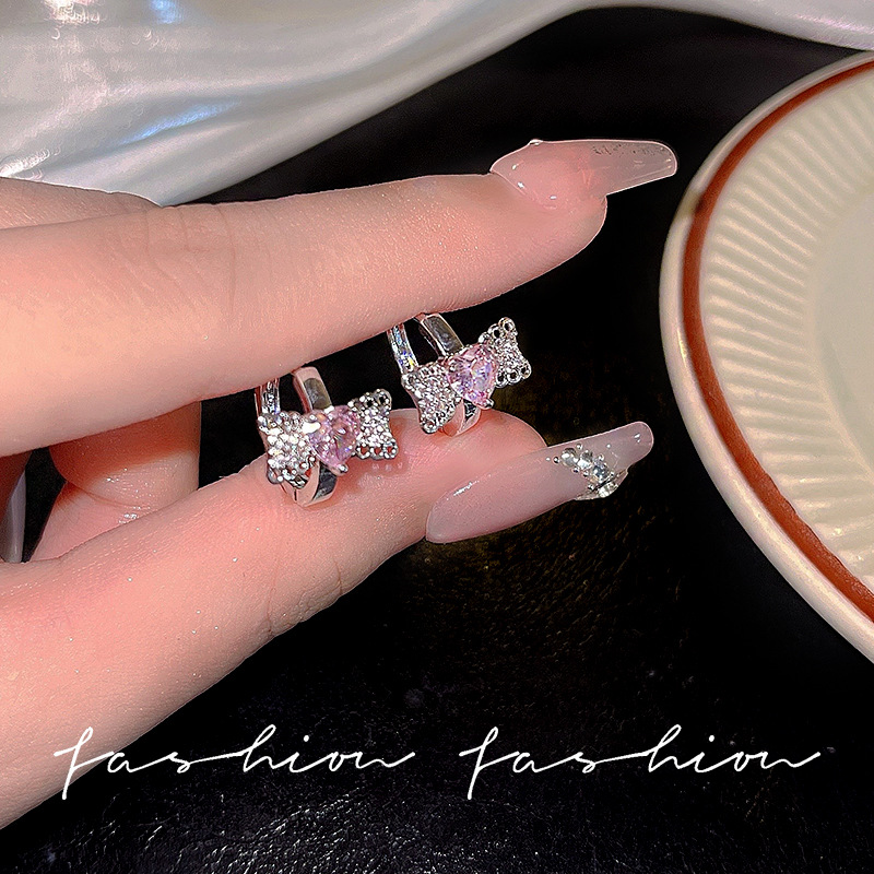 Pink diamond-encrusted zircon ear earrings with a fashionable, light luxury and individual design are elegant, versatile and refined. They are perfect for women full figure