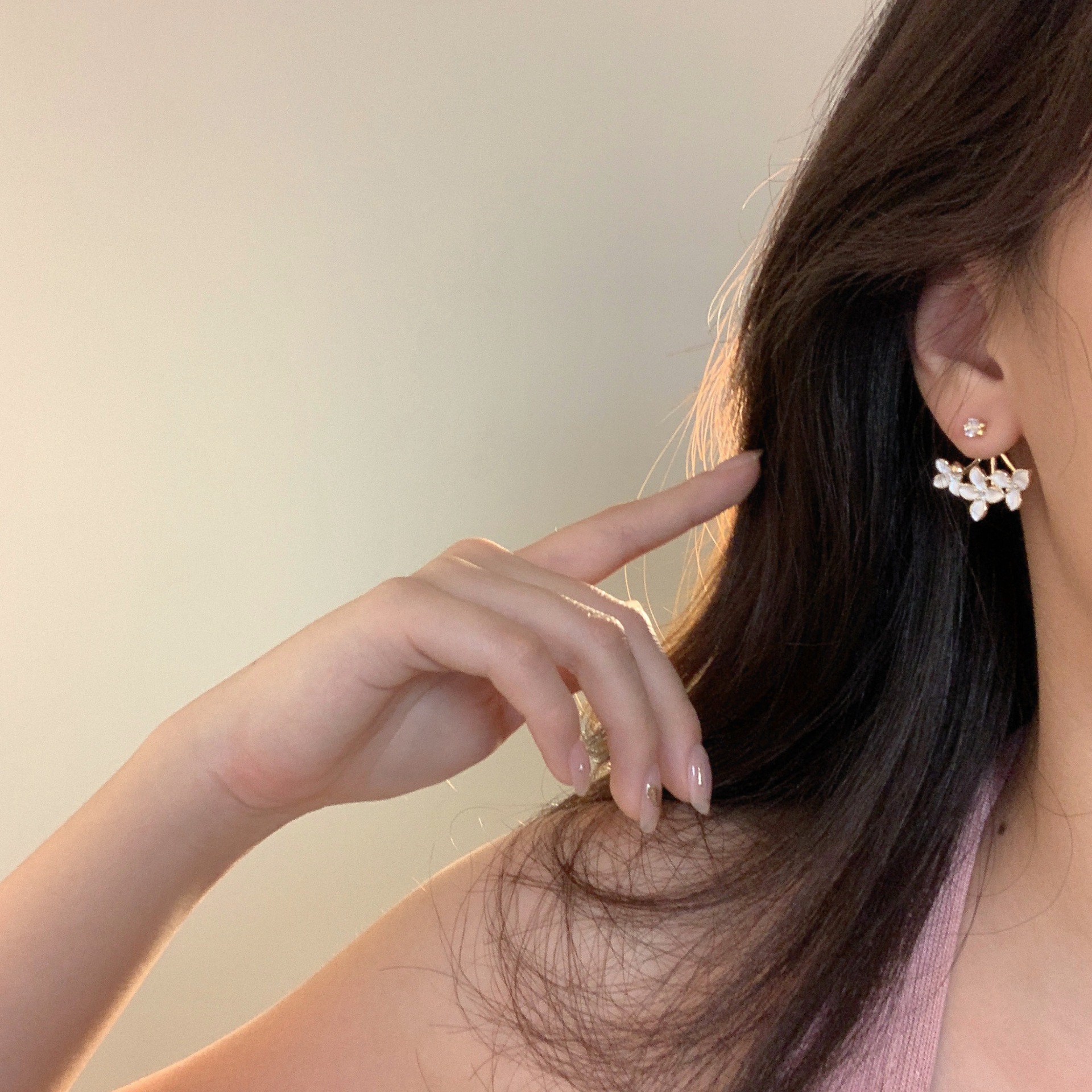 S925 Silver Needle, a niche design with an extremely ethereal oil-dripping flower stud, is a Korean personalized, simple and elegant earring accessory Item Picture