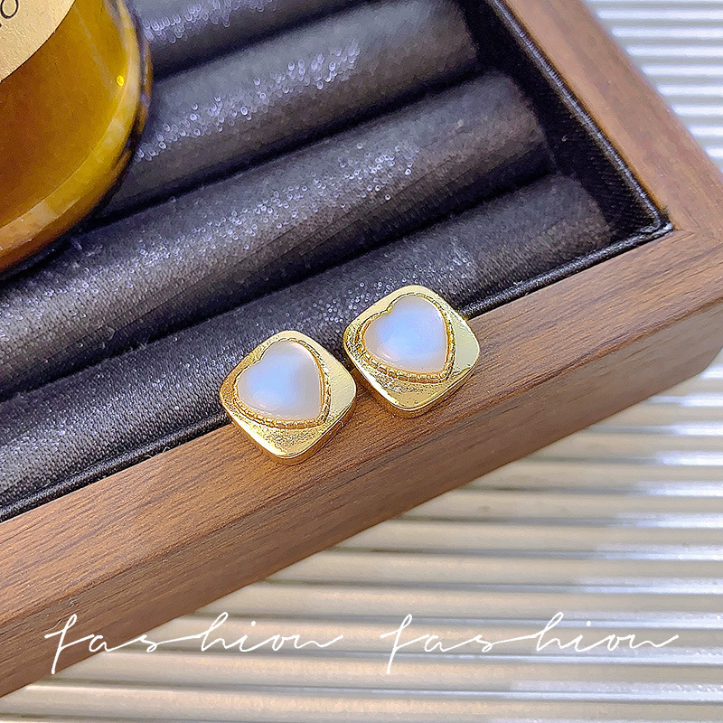 The simple and elegant design of the S925 silver needle Korean version of the super fairy new cat's eye stone heart-shaped stud earrings Specification drawing