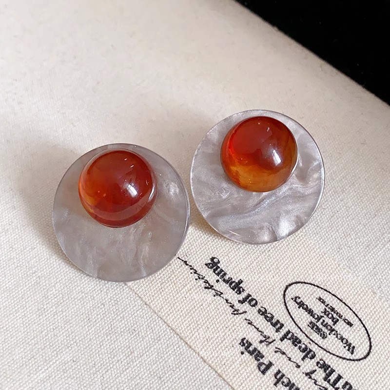 Hong Kong-style retro gray-brown round stud earrings for women, light luxury, fashionable and high-end look, niche design, simple earrings Application Scenario
