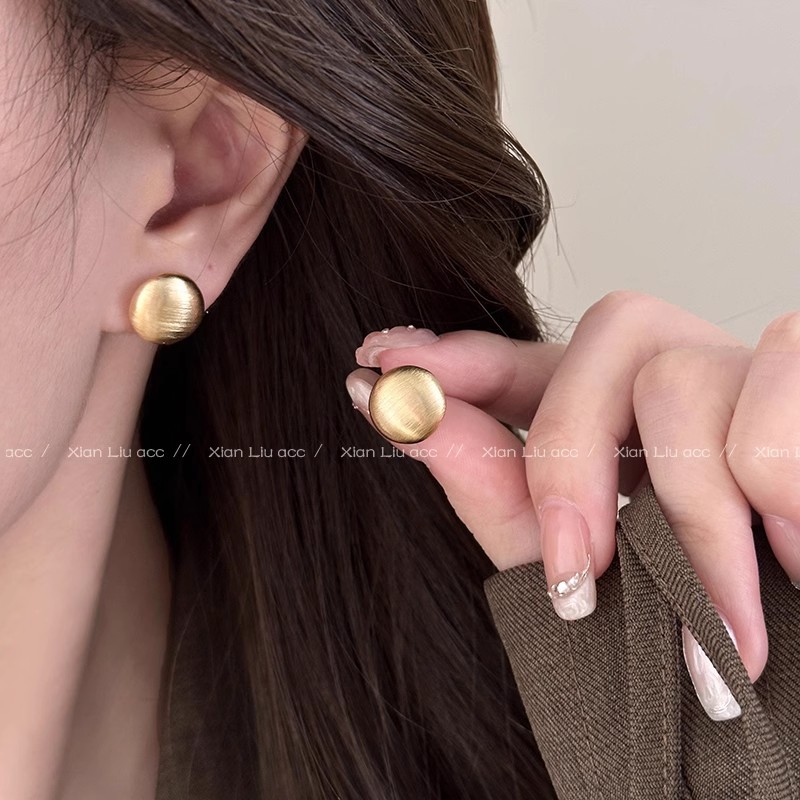 Golden brushed round stud earrings for women, with a light luxury and high-end look, unique and elegant style. Niche design, exquisite and simple earrings details Picture