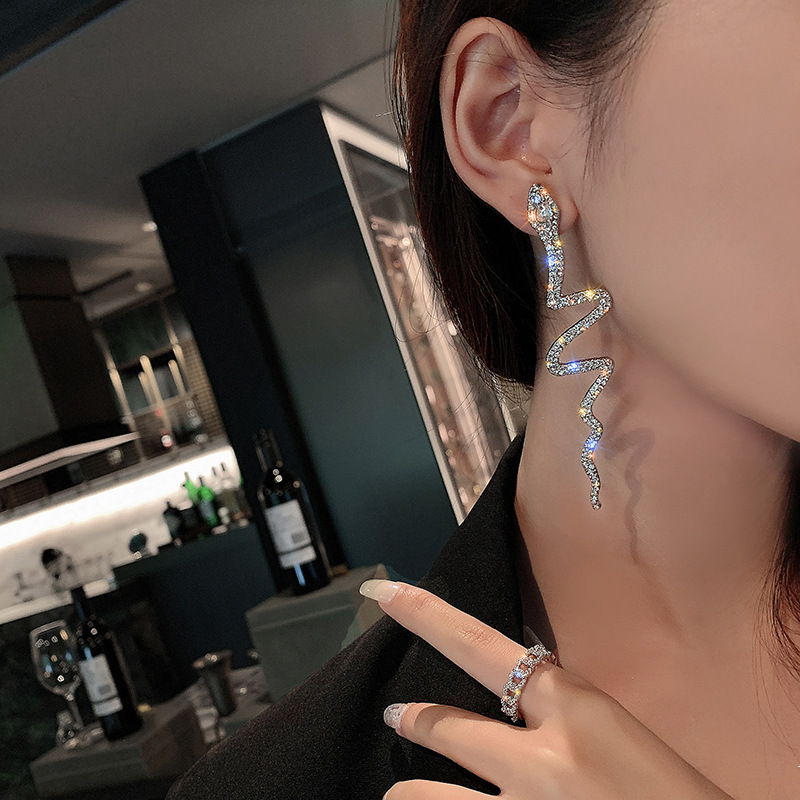 The same style of full-diamond dynamic snake-shaped earrings as Dilraba, women's light luxury, fashionable and high-end stud earrings, elegant tassel earrings Specification drawing
