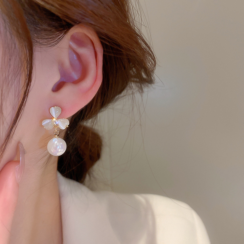 S925 Silver Needle Korean new cat's eye stone flower Stud Pearl Pendant, fashionable and versatile design stud Application Scenario