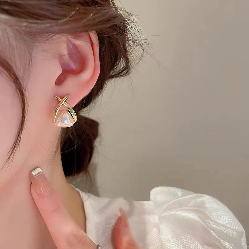 S925 Silver needle Korean geometric triangular pearl retro simple style, niche style light luxury stud earrings details Picture