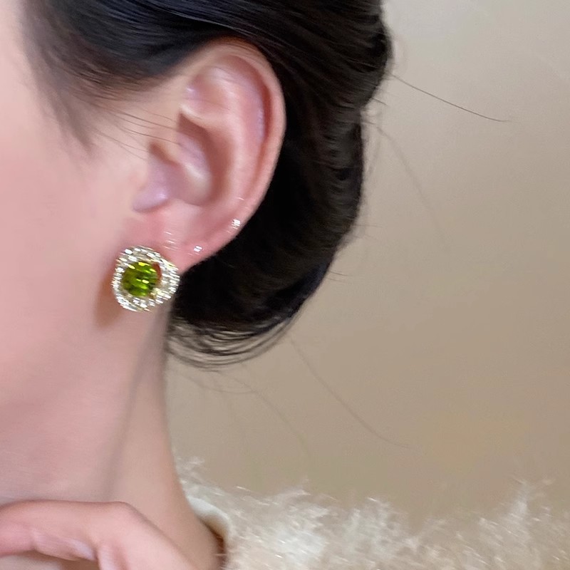 French elegance, retro and high-end style, shining at the banquet, zircon olive green stud earrings, women's three-dimensional whitening earrings, silver needles Application Scenario