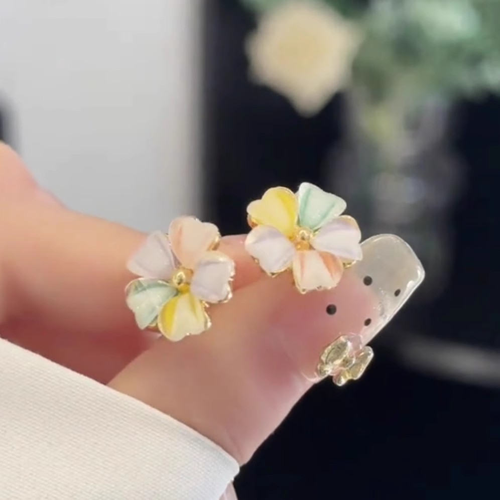 Dopamine colorful flower stud earrings are small and exquisite, with a forest-style temperament. They are a niche sweet ear accessory suitable for spring Application Scenario