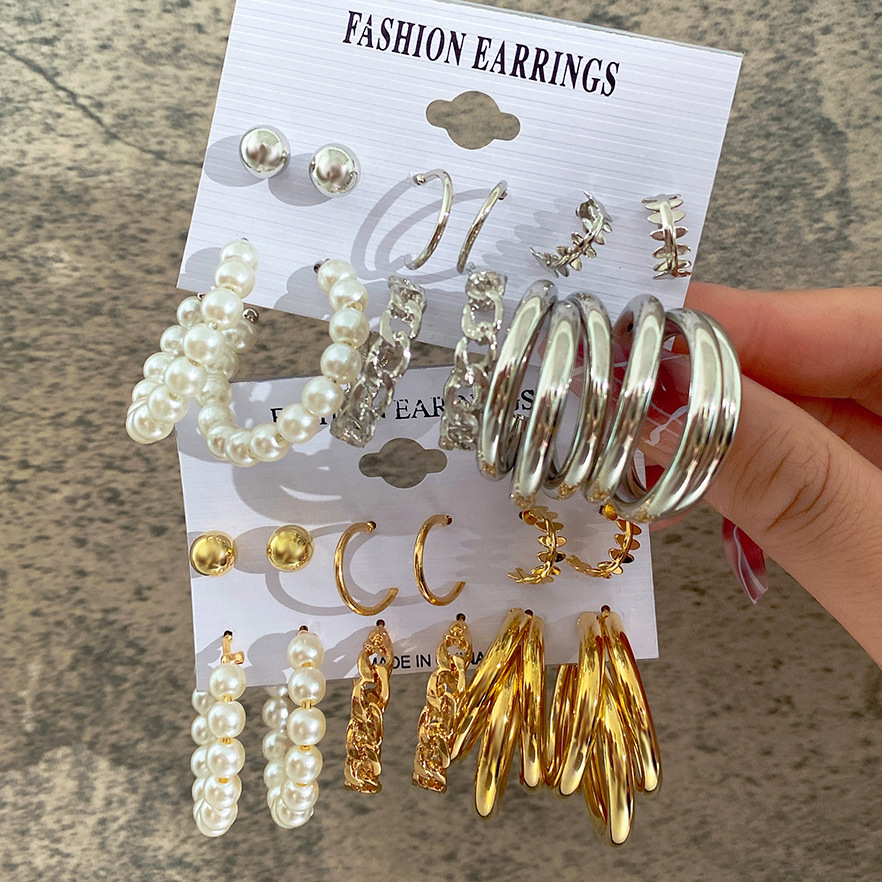 A 6-piece set of cross-border creative retro imitation pearl earrings for women, featuring European and American personalized metal circle chain stud earrings full figure