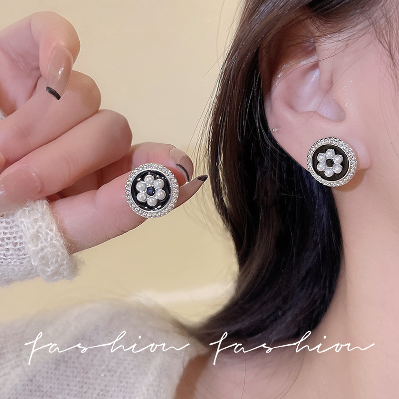 French retro Hepburn style ins oval retro glazed flower stud earrings, Japanese and Korean pearl earrings, and chanel-style earrings details Picture