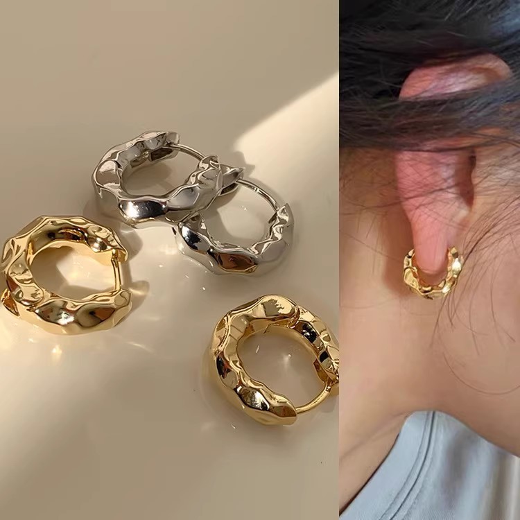 Metal textured small circle earrings, women's light luxury, niche design sense, high-end fashion, retro stud earrings and accessories full figure