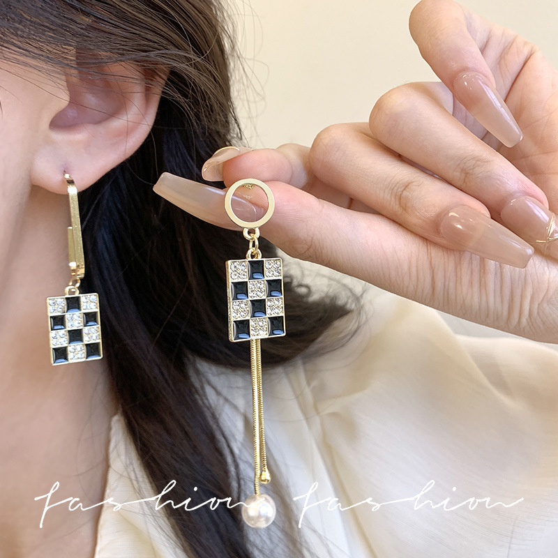 Black square earrings for women, long tassels, stylish and asymmetrical, exuding a light luxury and high-end vibe, exaggerated earrings details Picture