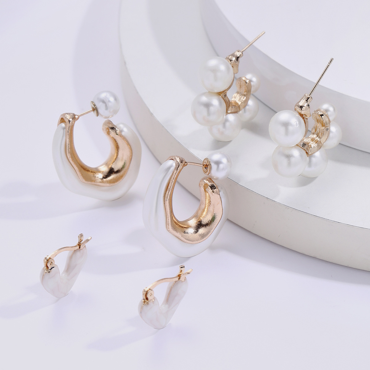A set of popular cross-border golden oil-dripping heart-shaped imitation pearl earrings in Europe and America, featuring a fashionable design and elegant style Application Scenario