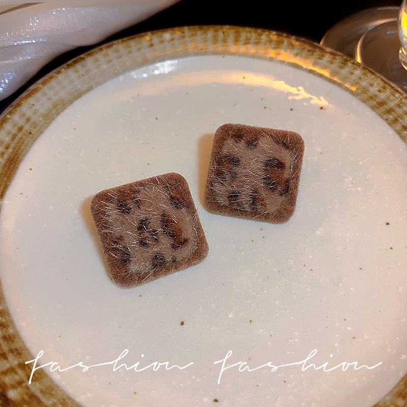 Silver needle flocking leopard print square stud earrings, high-end, niche, unique and fashionable style earrings, exaggerated earrings for women in autumn and winter Specification drawing