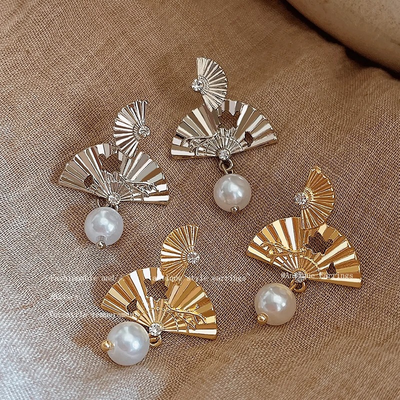 New Chinese-style stud earrings, gold fan pearl niche earrings, light luxury style, high-end feel, bridal morning dress earrings for women Application Scenario