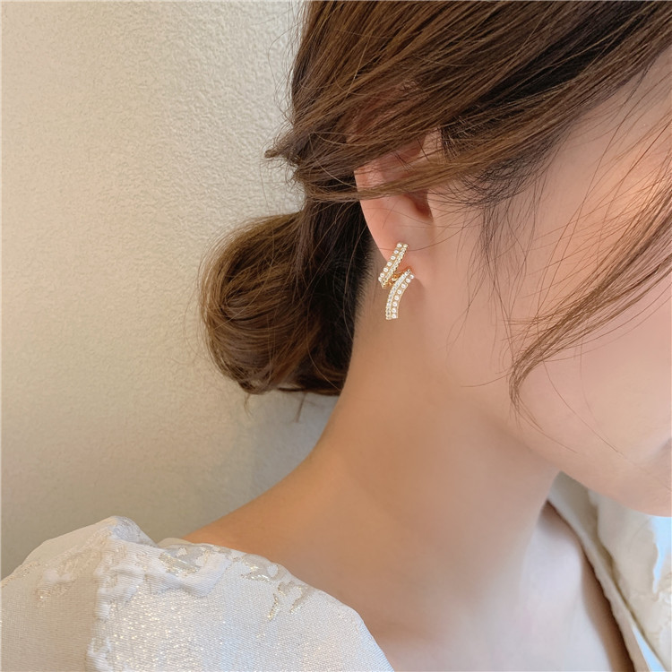S925 Silver needle, Dongdaemun, South Korea, simple diamond-encrusted pearl unique design stud earrings, versatile, cold style earrings for trendy girls Application Scenario