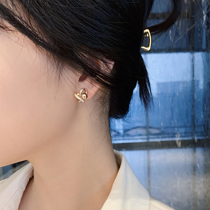 S925 Silver needle Small heart-shaped pearl stud earrings, elegant and small heart-shaped hollowed-out earrings, sweet real gold earrings wholesale Specification drawing