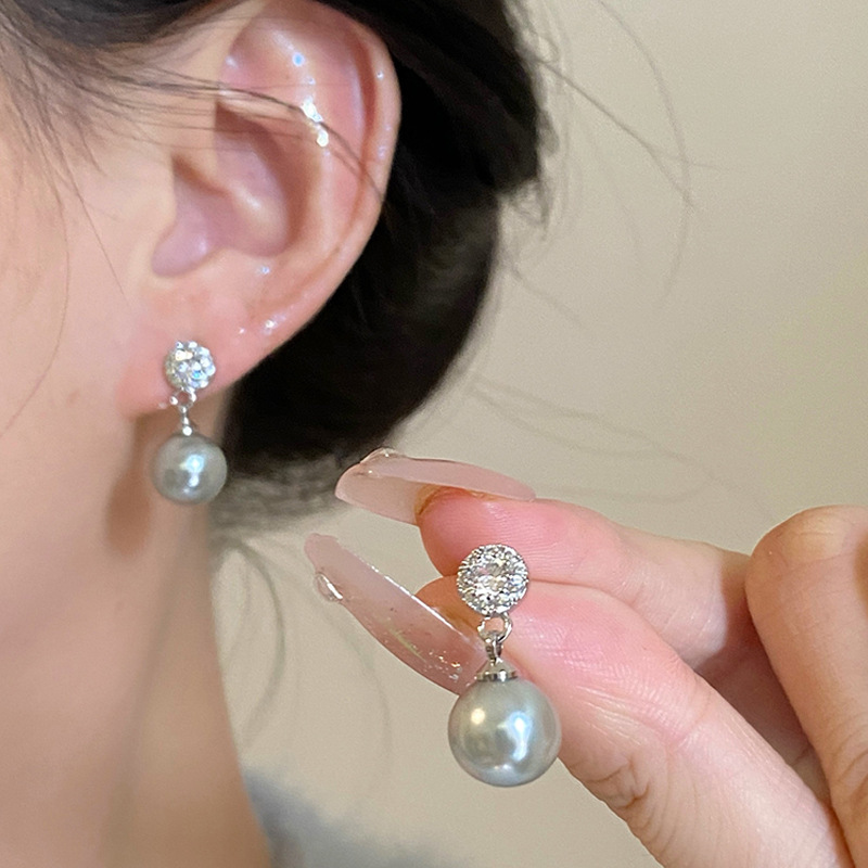 Micro-inlaid zircon pearl earrings, women's niche design sense, high-end light luxury stud earrings, 925 silver needle, fashionable and elegant earrings Specification drawing