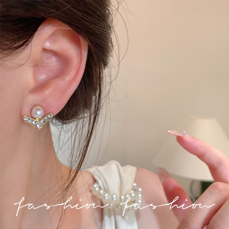 V-shaped pearl stud earrings for women, 2025 new style of broken diamond zircon high-end earrings, exquisite and versatile, face-enhancing small earrings Application Scenario