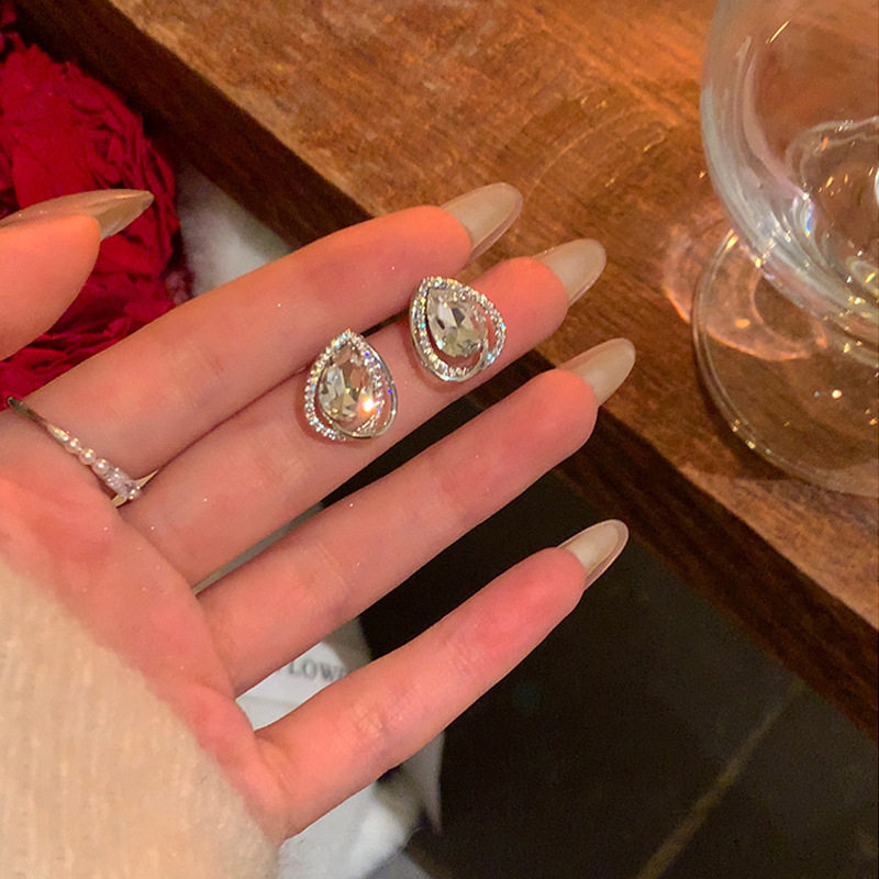 Copper micro-inlaid water drop zircon stud earrings, a unique and light luxury earring for women in 2025, with a niche design and a high-end feel full figure