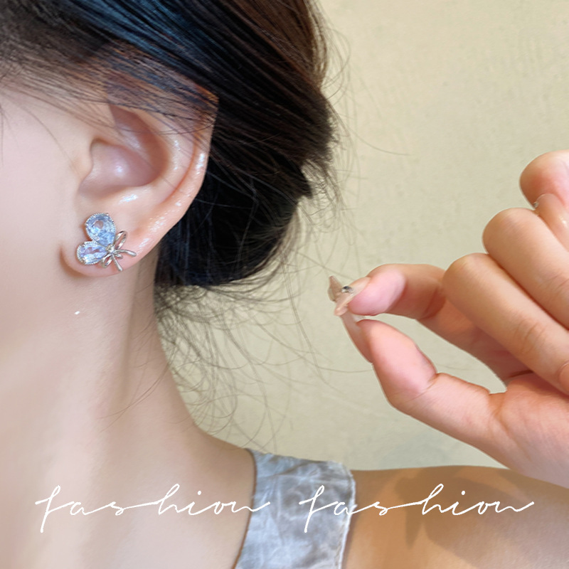 Light luxury super flash zircon heart-shaped stud earrings with unique design, exuding a sense of sophistication and elegance. Versatile earrings for socialites, women's silver needle wholesale Application Scenario