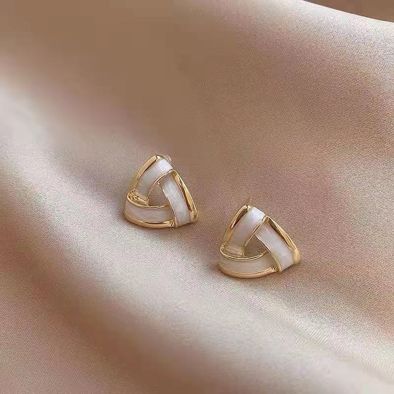 The same geometric triangular stud for women, French, simple and retro, short ring style for office workers in Dongdaemun, South Korea full figure