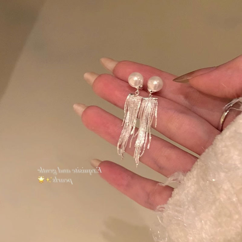 925 Silver Needle Pearl tassel earrings, unique and niche design, light luxury and high-end feel, stud earrings, elegant earrings wholesale Application Scenario