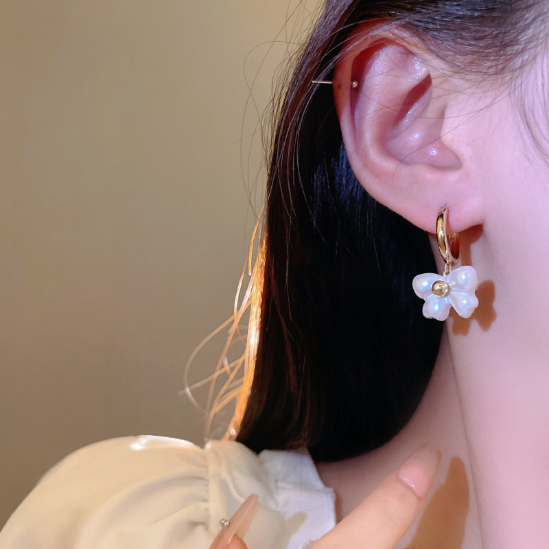 Ethereal bow tassel earrings, a niche design for women, long earrings, fashionable, individual and elegant ear buckles and earrings Application Scenario