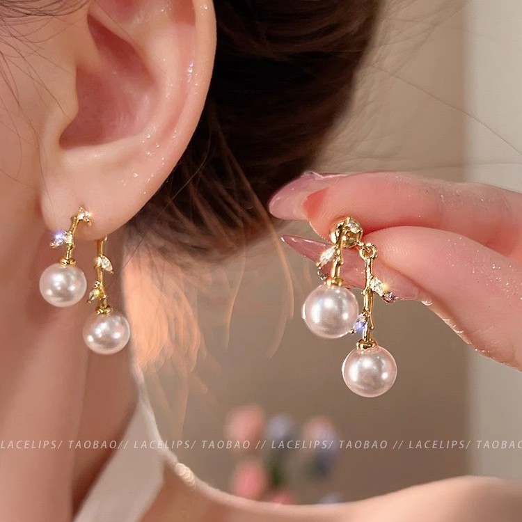 A pair of zircon leaf pearl stud earrings for women in 2025, featuring a light luxury and high-end look, is a niche design of earrings full figure