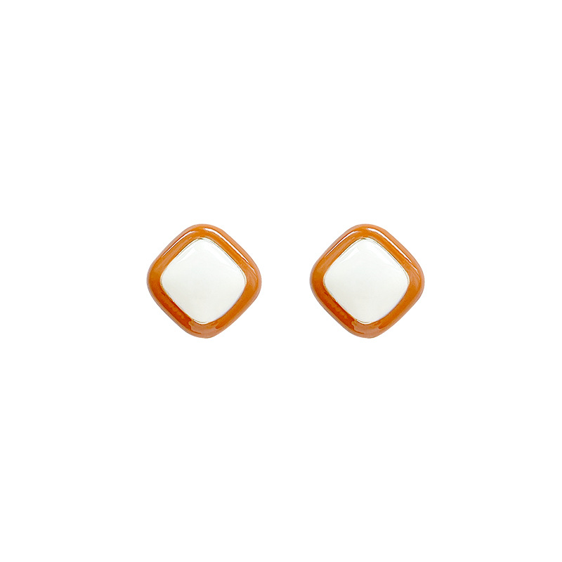 Hong Kong-style retro sugar cube earrings, a niche design for women, high-end stud earrings, a new trendy and stylish ear accessory in 2025 Item Picture