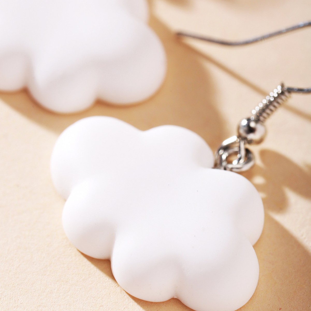 51472 European and American cross-border jewelry wholesale Cartoon cute cloud earrings, feminine charm, versatile, simple and niche earrings Specification drawing