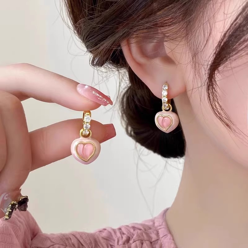 The pink earrings with diamond-encrusted peach earrings and heart-shaped stud earrings are the same style as Zhao Lusi's, exuding a gentle and luxurious, high-end vibe of a young girl full figure
