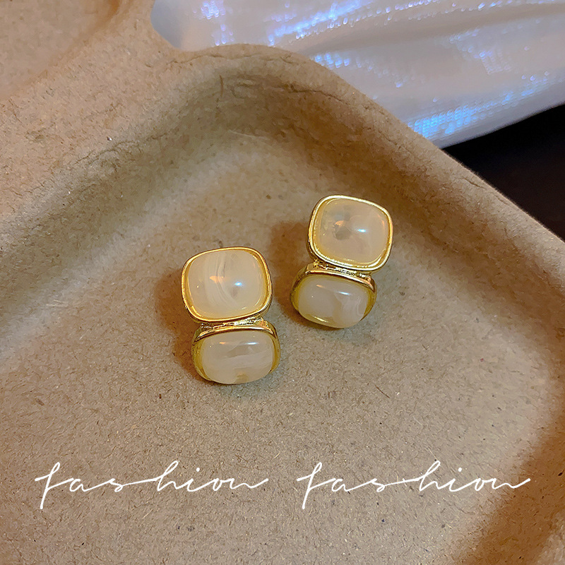 Unique earrings for women, niche design, elegant and high-end style, light luxury, French retro fashion, individual and grand stud earrings Application Scenario