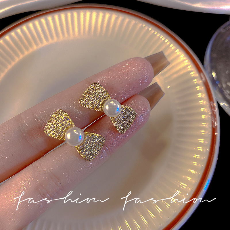 Xiaoxiangfeng Bow Pearl Earrings S925, silver needle, exquisite zircon, elegant stud earrings, wholesale of trendy and personalized earrings full figure