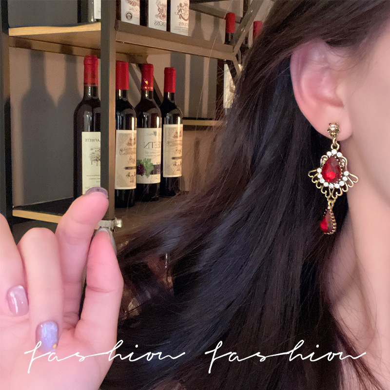 Bohemian red women's court-style earrings, retro ruby imitation Baroque versatile long and elegant earrings Specification drawing