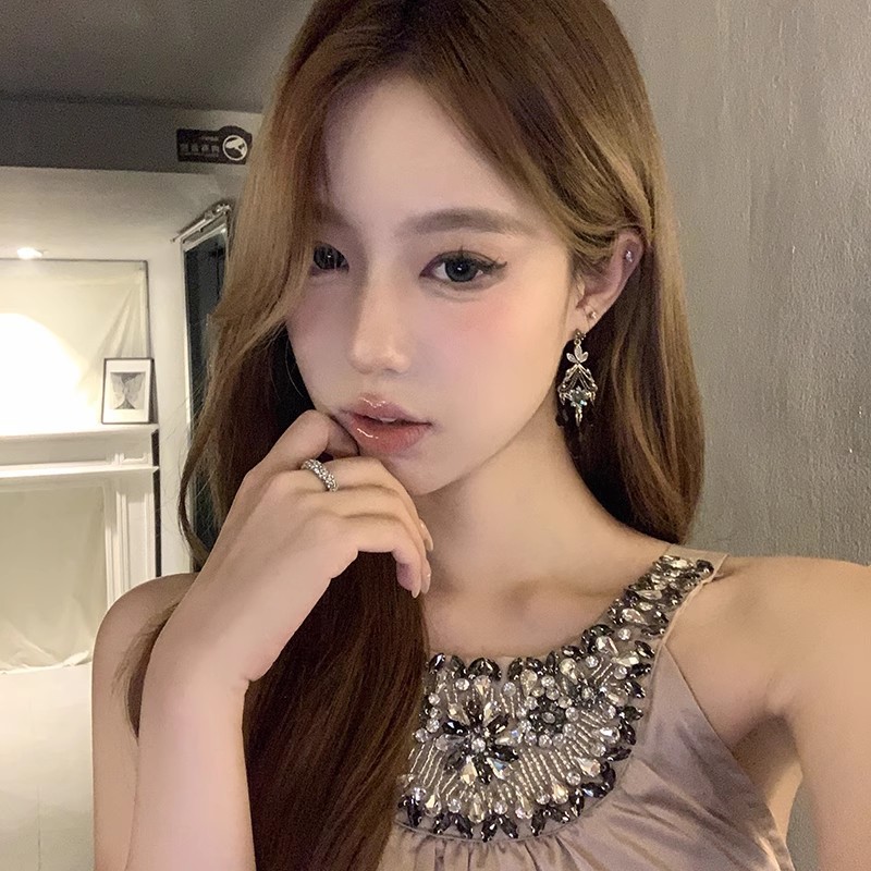 Retro court-style black crystal tassel earrings, with a light luxury, unique and niche design, are simple, exquisite and high-end earrings Specification drawing
