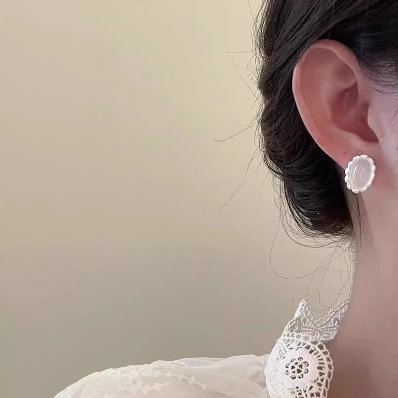 French retro and elegant stud earrings for women, golden oval lace geometric earrings, niche design, fashionable earrings Specification drawing