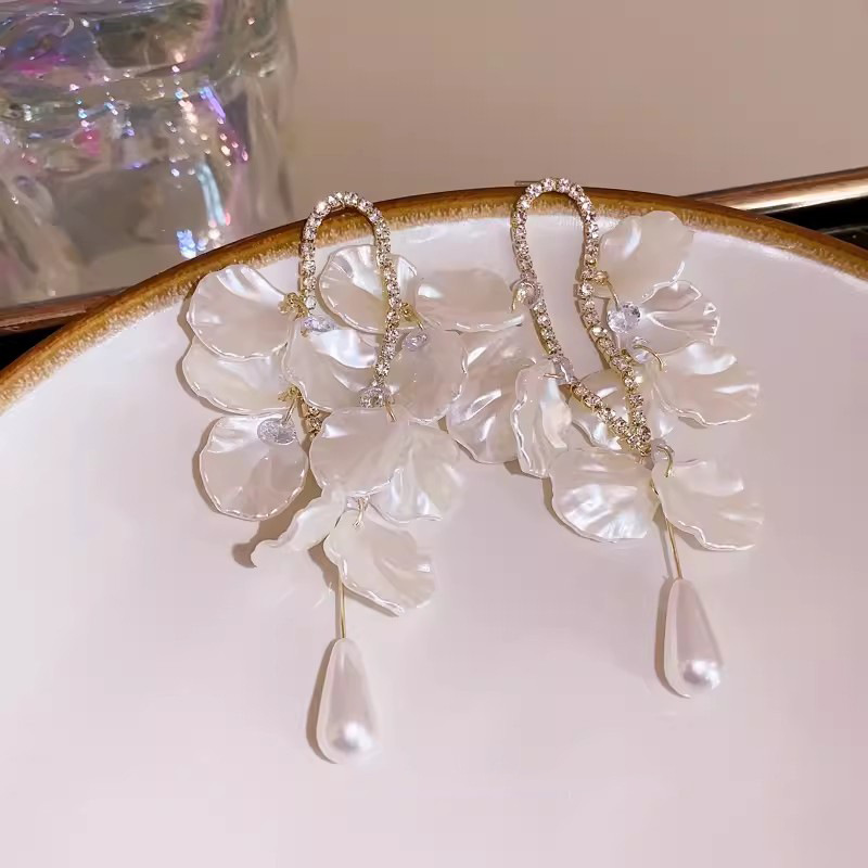 The exaggerated white flower earrings exude a sense of sophistication. The long tassel pearl earrings are elegant and unique. 2024 new style earrings for women details Picture