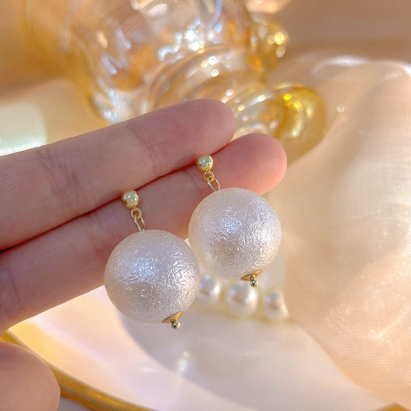 Silver needle French retro gentle cotton pearl stud earrings with a light luxury and high-end feel, Hepburn style pearl earrings for women Application Scenario