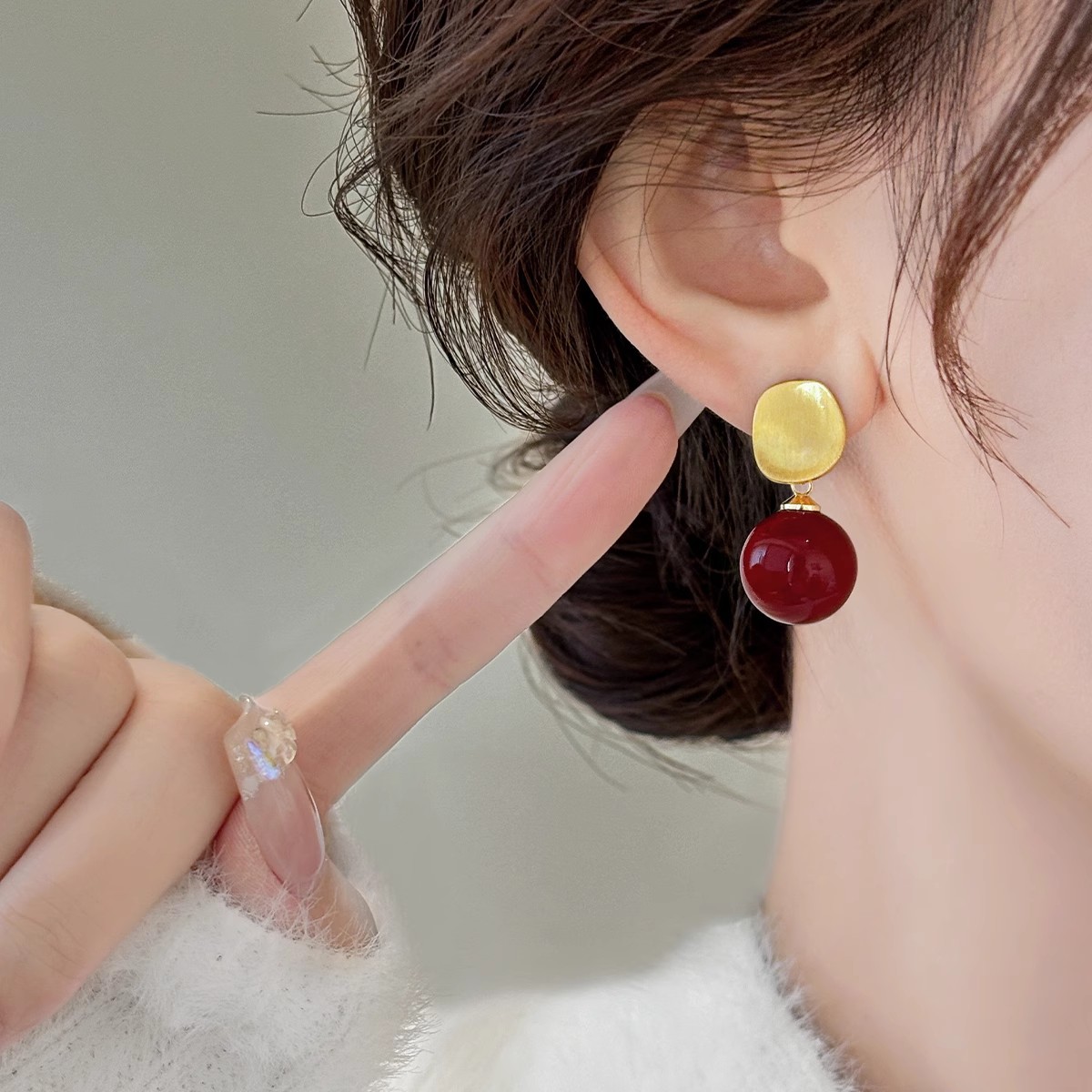 New Year's wine red round pearl stud earrings for women, unique retro and versatile earrings, niche design, fashionable and high-end earrings details Picture
