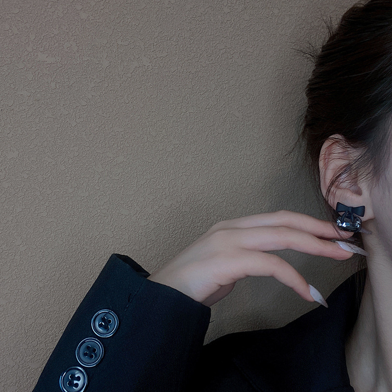 S925 Silver needle black bow crystal earrings, a versatile, niche and high-end look for women, small and simple ear studs, trendy earrings Application Scenario