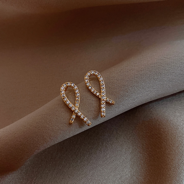 S925 Silver needle, a niche design, interwoven heart stud earrings, small and trendy earrings, geometric cross-cut rhindiamond earrings Specification drawing