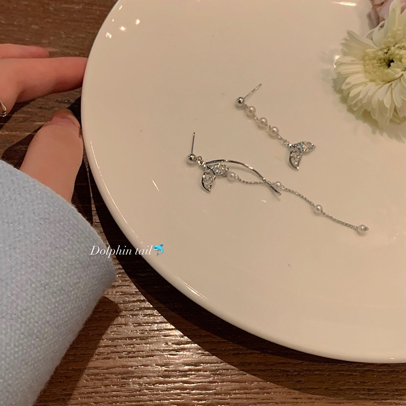 The S925 silver needle fishtail asymmetrical tassel earrings exude a sense of elegance and sophistication. They are light luxury stud earrings that are popular online and versatile Specification drawing
