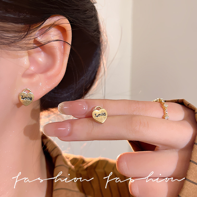 The matte earrings from Dongdaemun, South Korea, are simple, fashionable and versatile. They feature English letter metal heart-shaped earrings and earrings for young girls details Picture