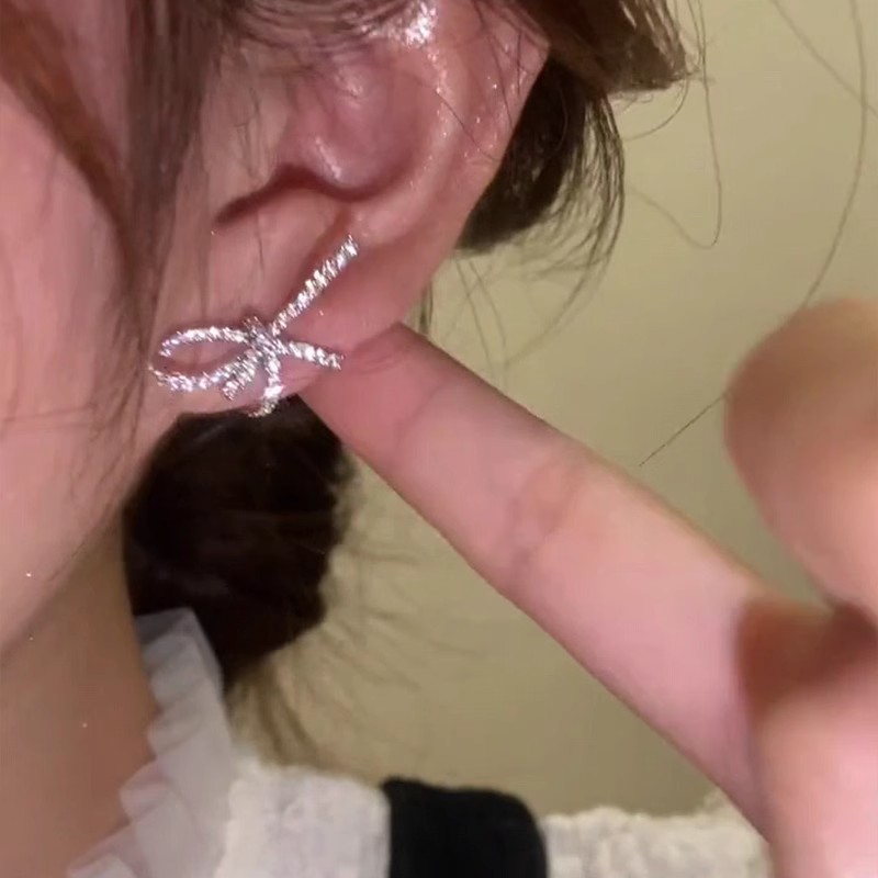 Full diamond zircon bow silver stud earrings, a niche design sense, high-end fashion earrings, a light luxury style, unique earrings details Picture