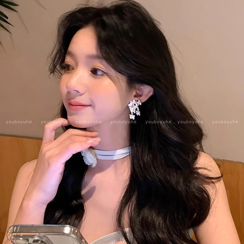 New Chinese-style golden butterfly tassel stud earrings for women, a light luxury and high-end look, are unique and niche earrings Specification drawing
