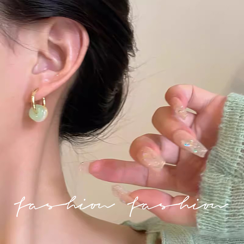 This is a pair of faux agate and jade ear loops for women. The elegant metal ear loops exude a sense of high-end, light luxury, and are simple and safe Specification drawing