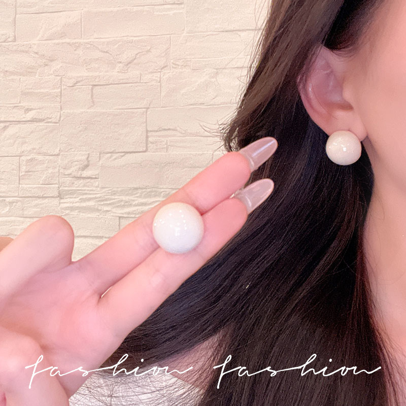 The 2025 new bestseller, the milky white round bead stud earrings for women, exude a light luxury and high-end feel. They are fashionable and simple, allowing you to sleep without taking off the earrings details Picture