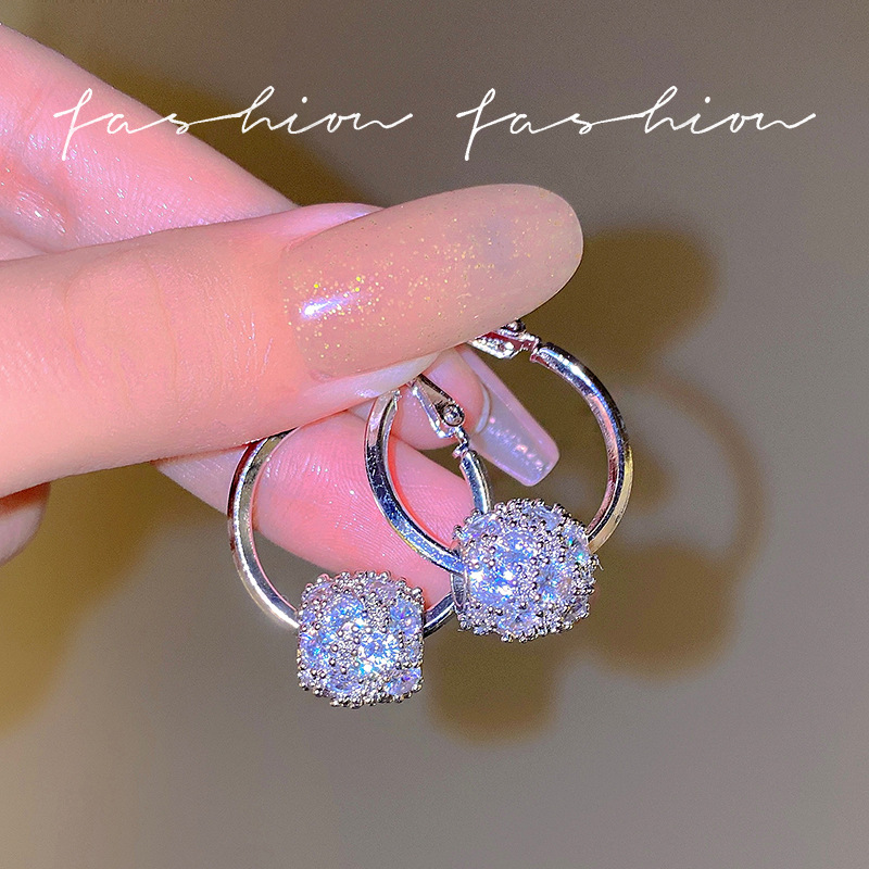In 2023, the popular earrings and ear rings with a 925 silver needle design exude a sense of elegance and sophistication. This is a niche design and a trend of stud earrings Specification drawing